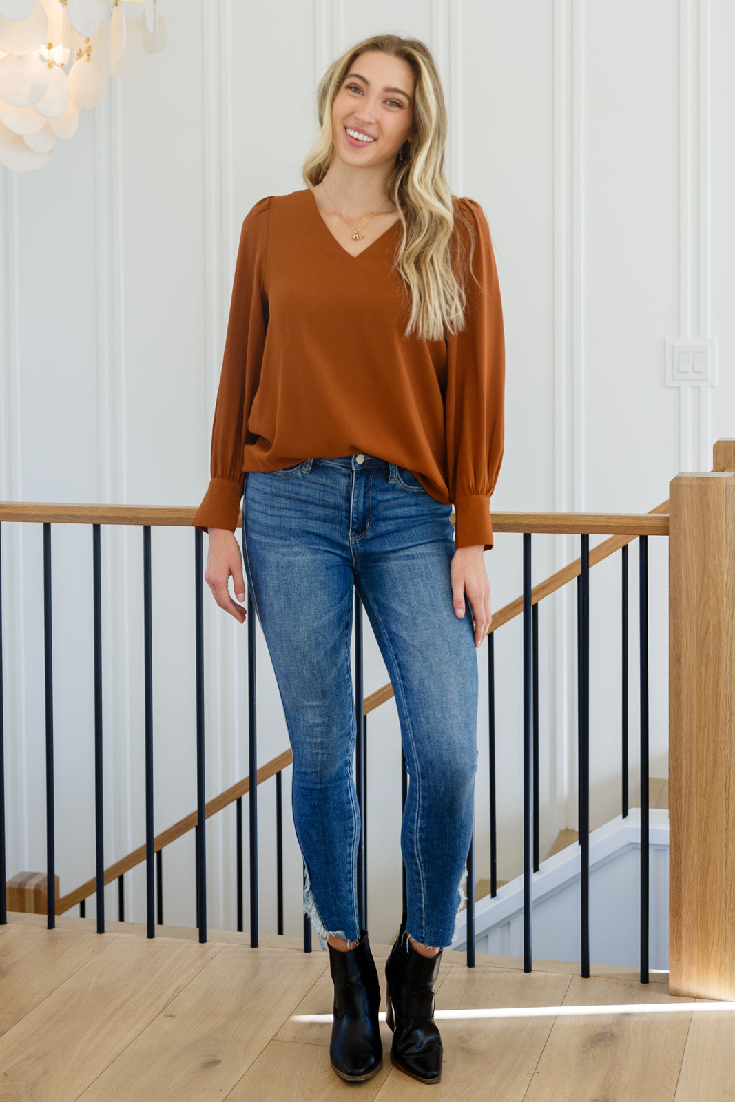 Blusa con cuello en V "Disfruta este momento" en color caramelo