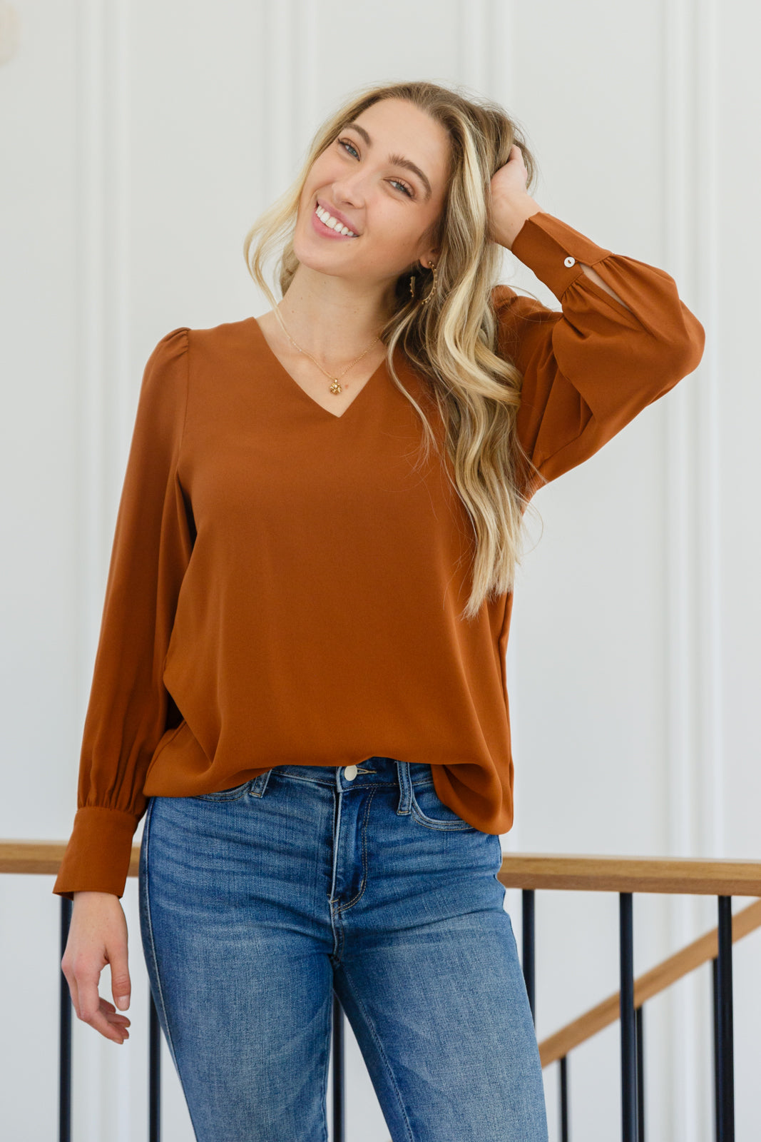 Blusa con cuello en V "Disfruta este momento" en color caramelo