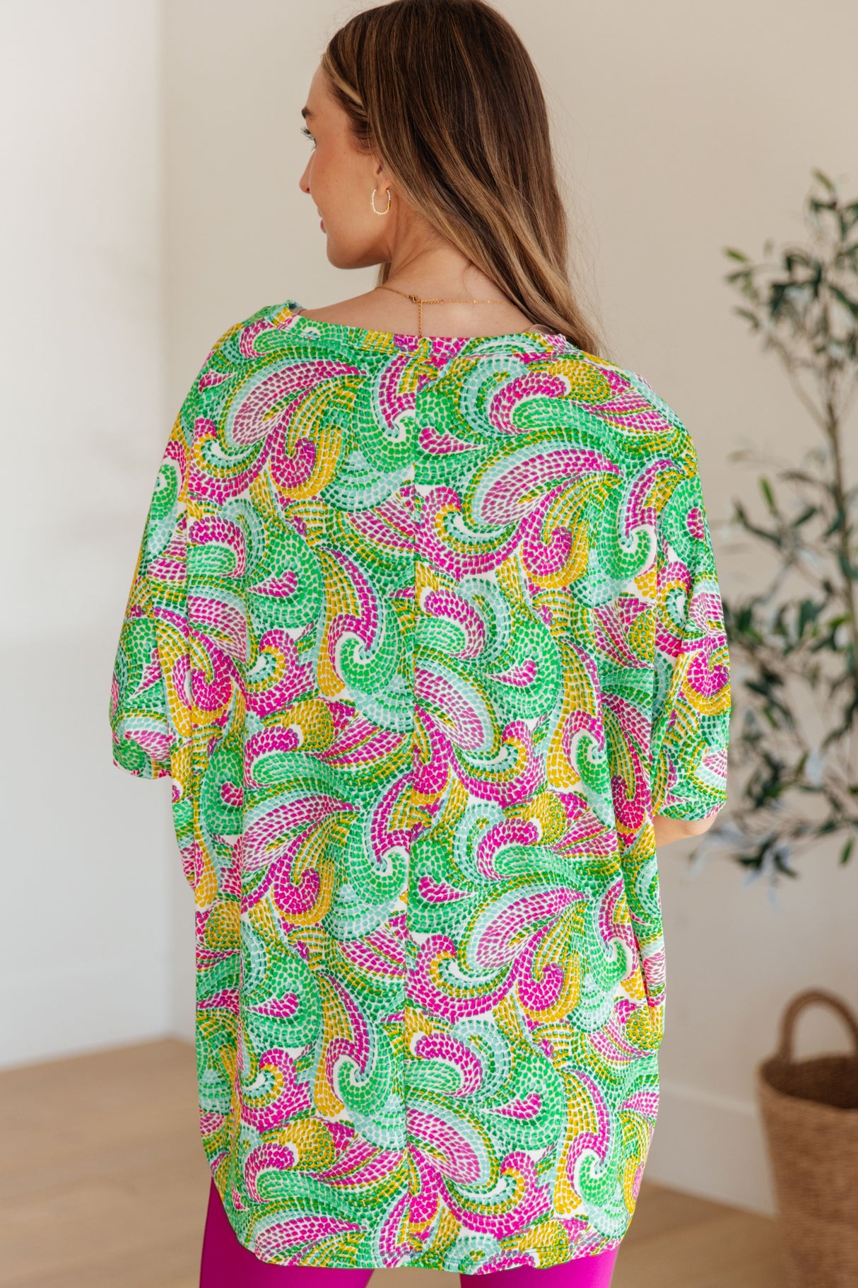 Blusa esencial en verde y rosa pintados