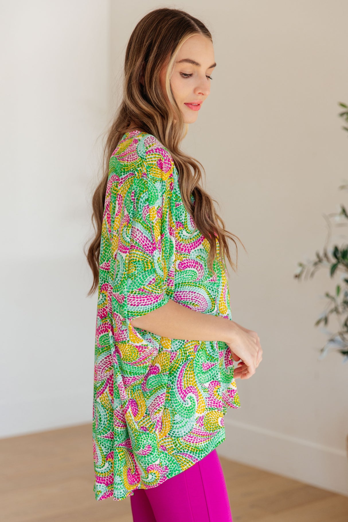 Blusa esencial en verde y rosa pintados
