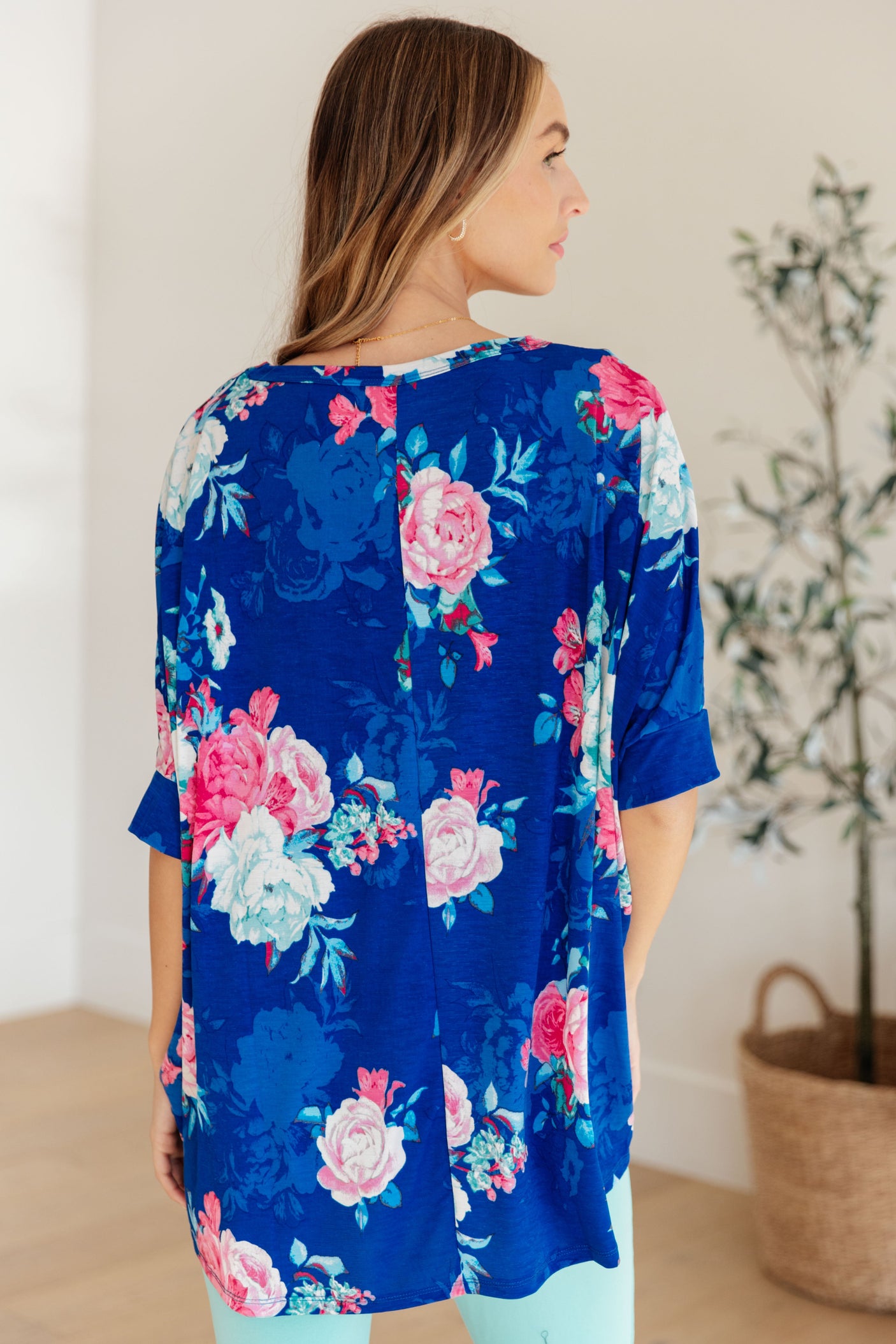 Blusa esencial con estampado floral azul real y rosa