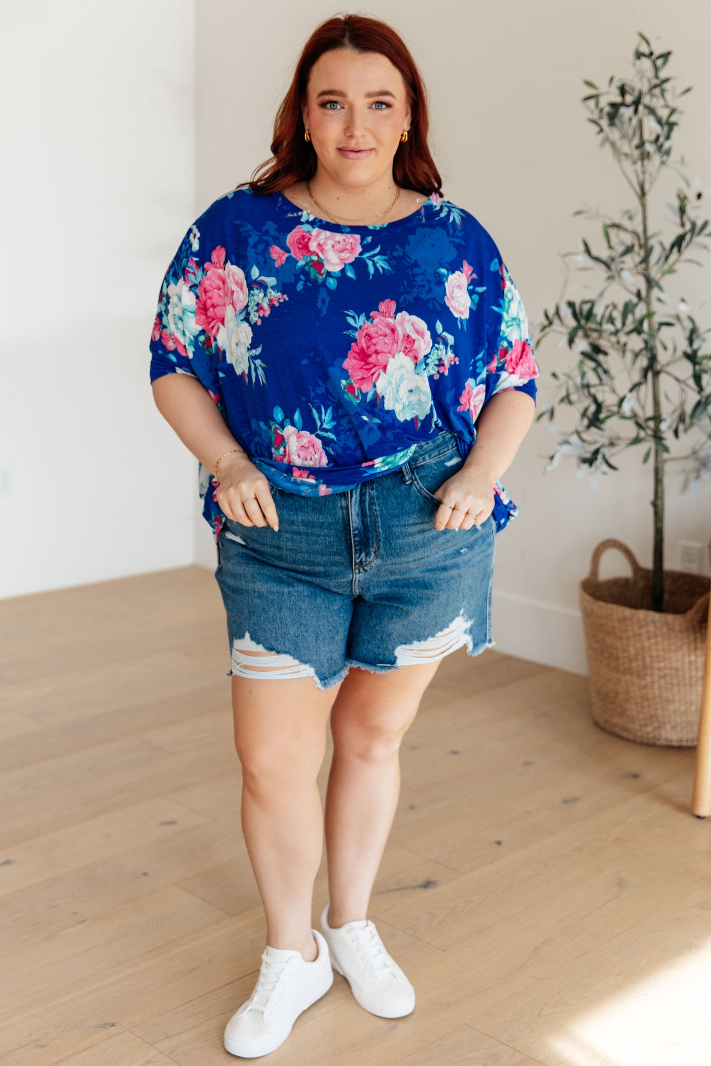 Blusa esencial con estampado floral azul real y rosa