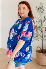 Blusa esencial con estampado floral azul real y rosa