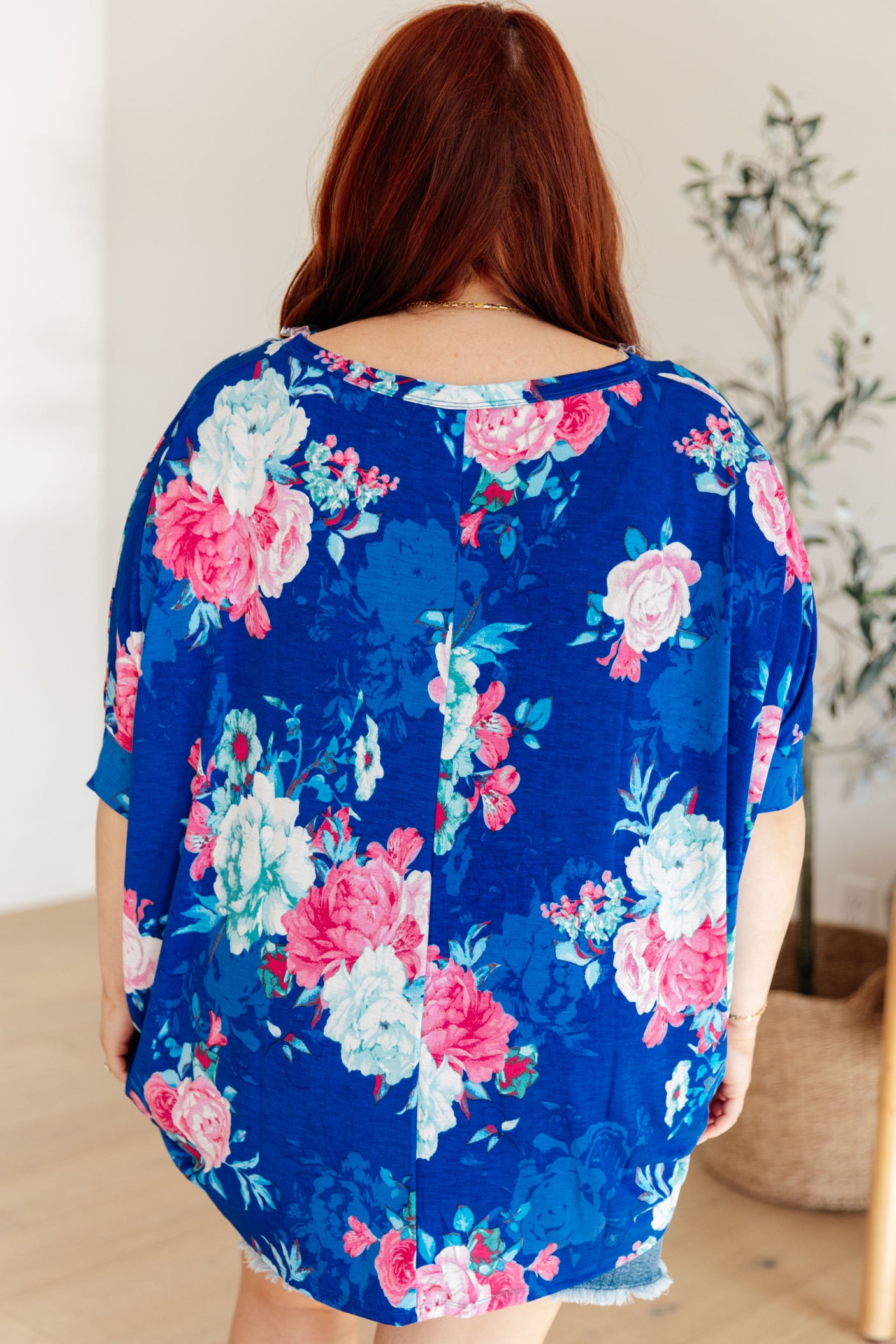 Blusa esencial con estampado floral azul real y rosa