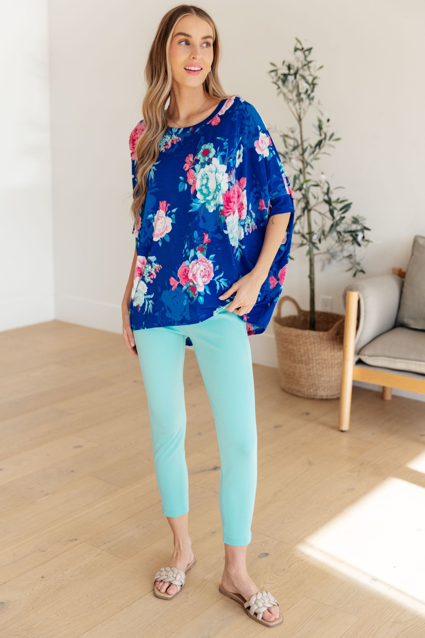 Blusa esencial con estampado floral azul real y rosa
