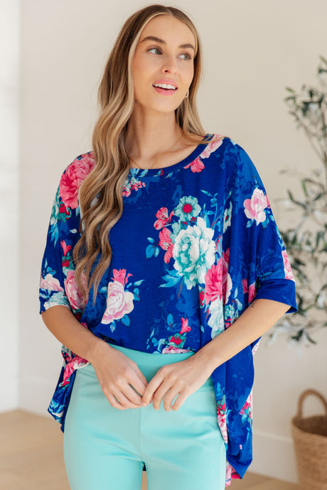 Blusa esencial con estampado floral azul real y rosa