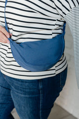 Bolso bandolera mini redondo Essentially Everything en azul polvoriento