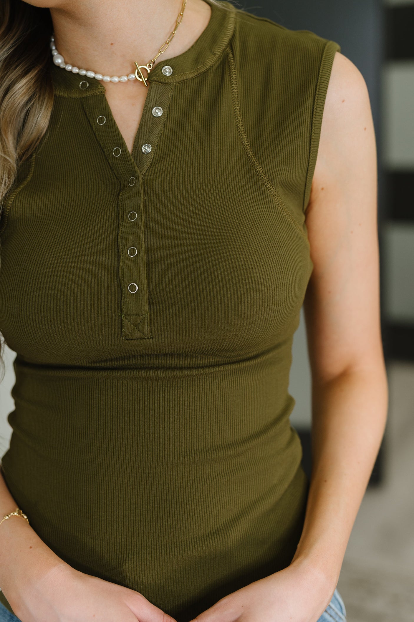Camiseta de tirantes Henley de punto con borde Everyday en verde camuflaje