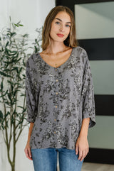 Blusa tejida con efecto arrugado profundo en gris duna