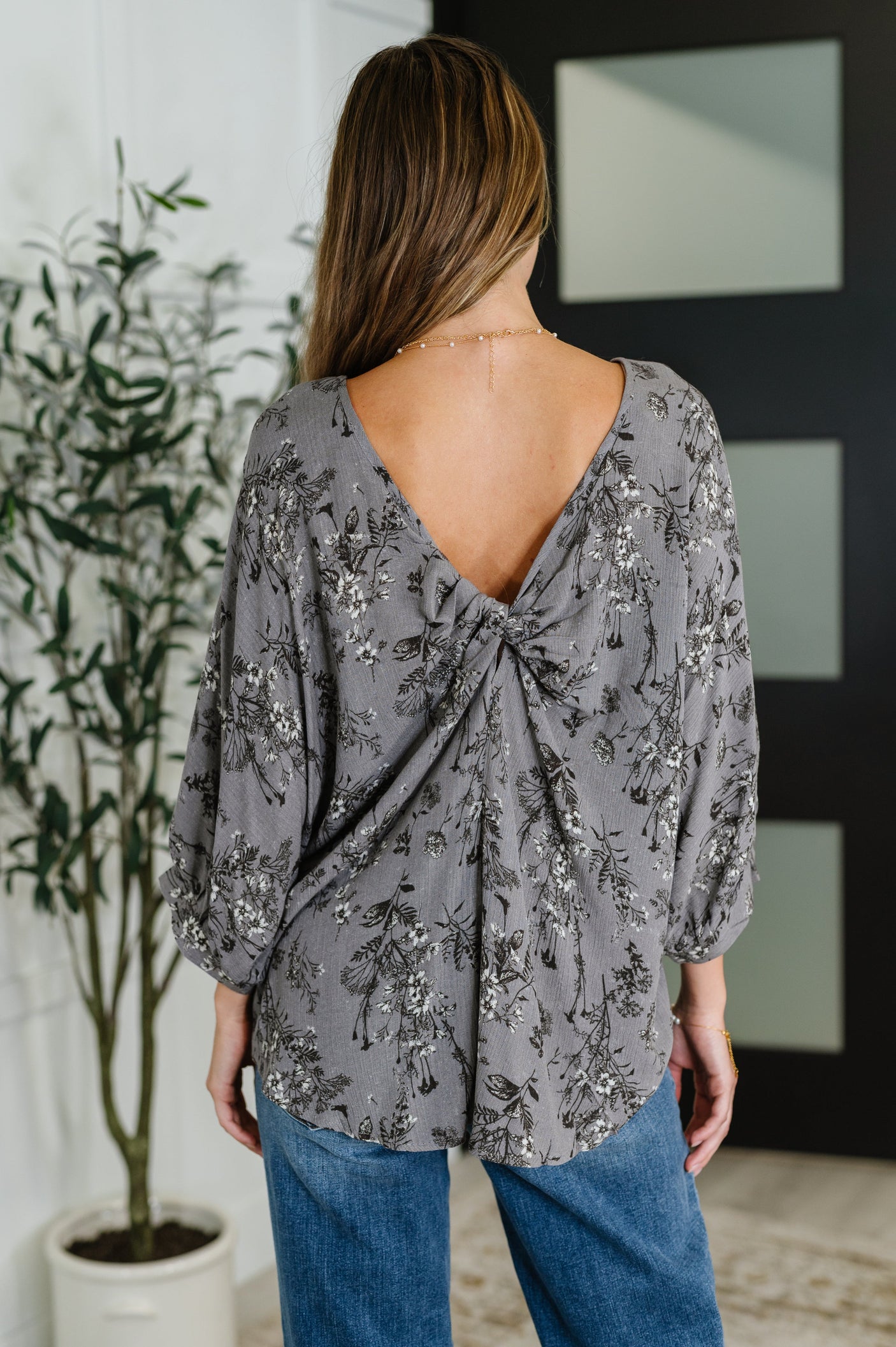 Blusa tejida con efecto arrugado profundo en gris duna