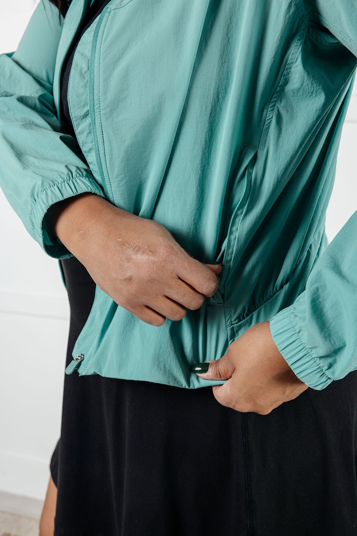 Chaqueta de tenis de nailon Fit Happens en color Tidal Wave