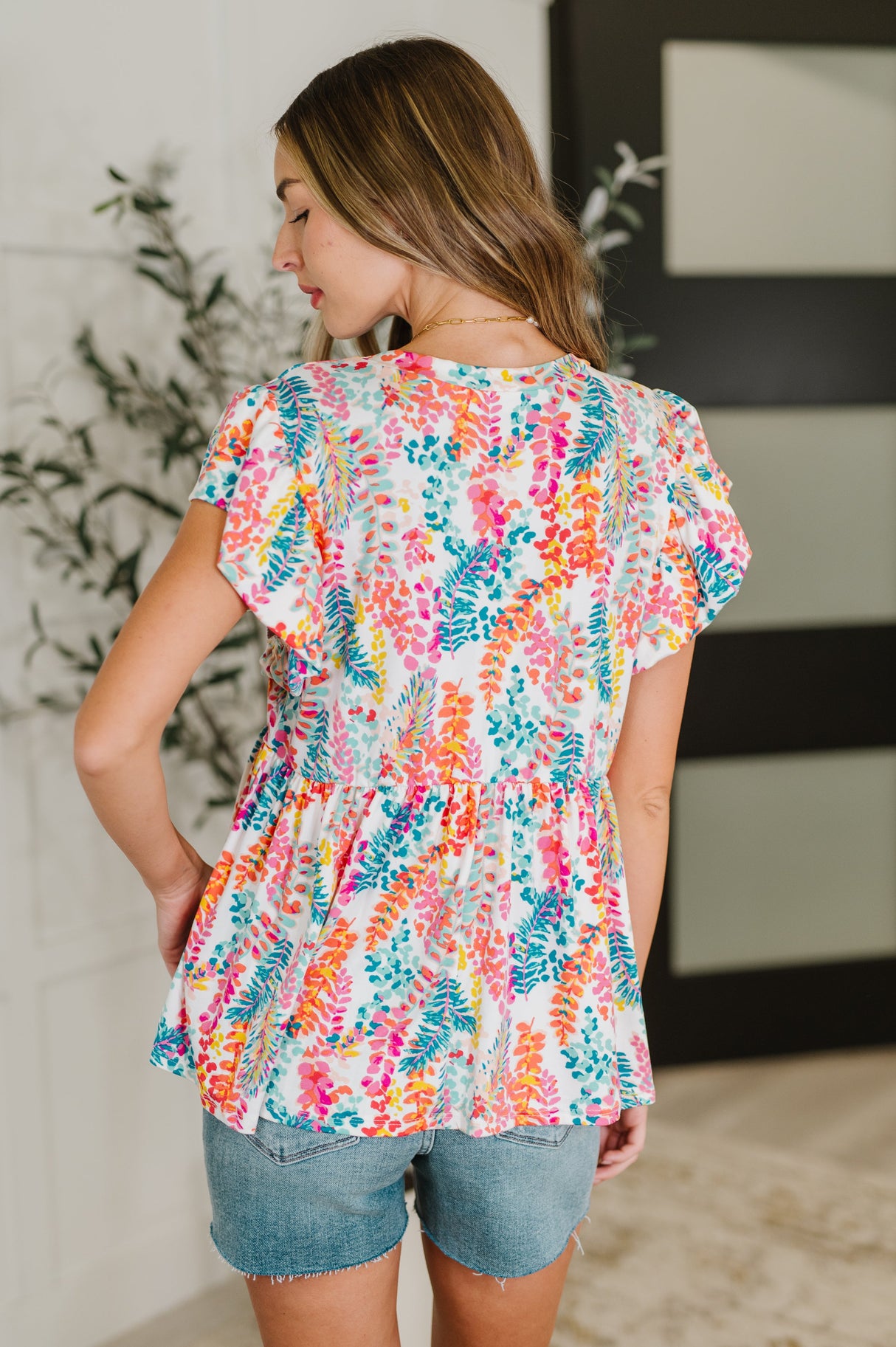 Top con mangas onduladas Flirt Alert en color marfil