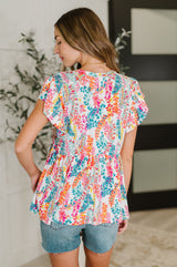 Top con mangas onduladas Flirt Alert en color marfil