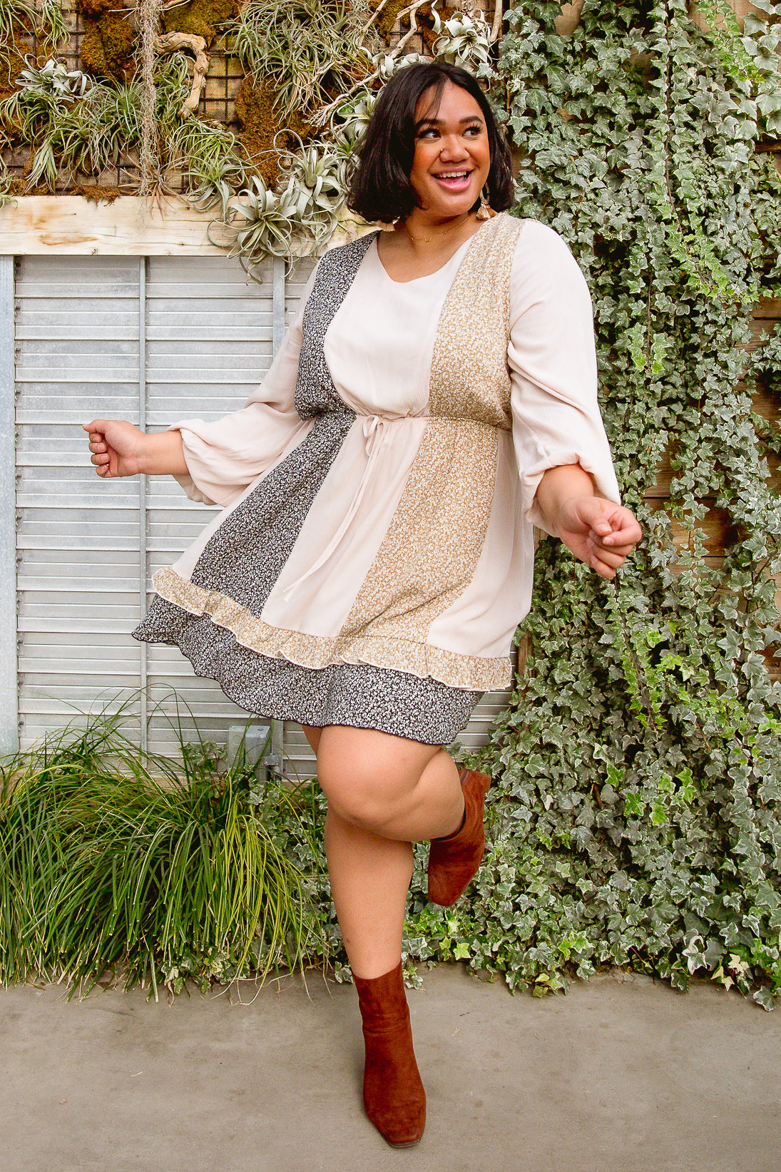 Vestido con cortes florales