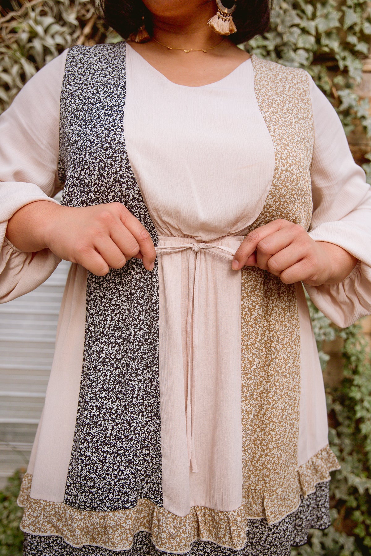 Vestido con cortes florales