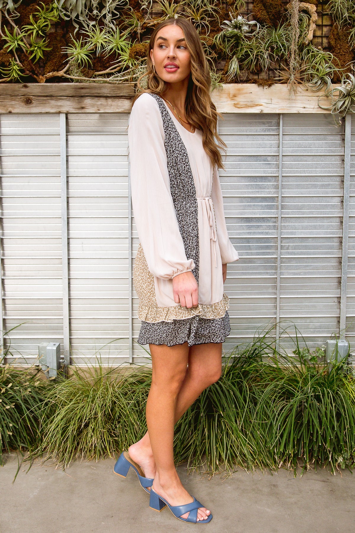 Vestido con cortes florales