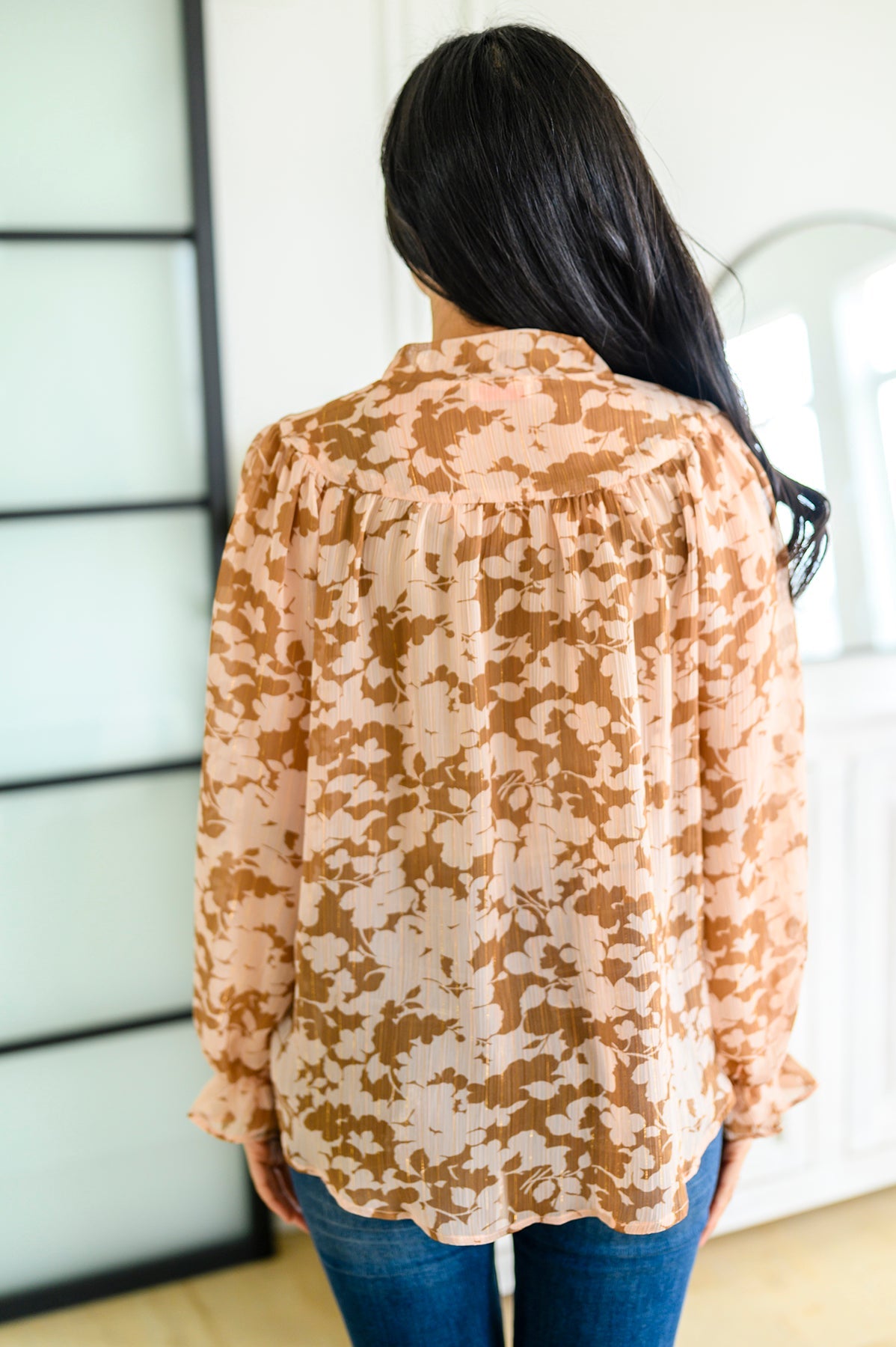 Top con lazos florales en color topo