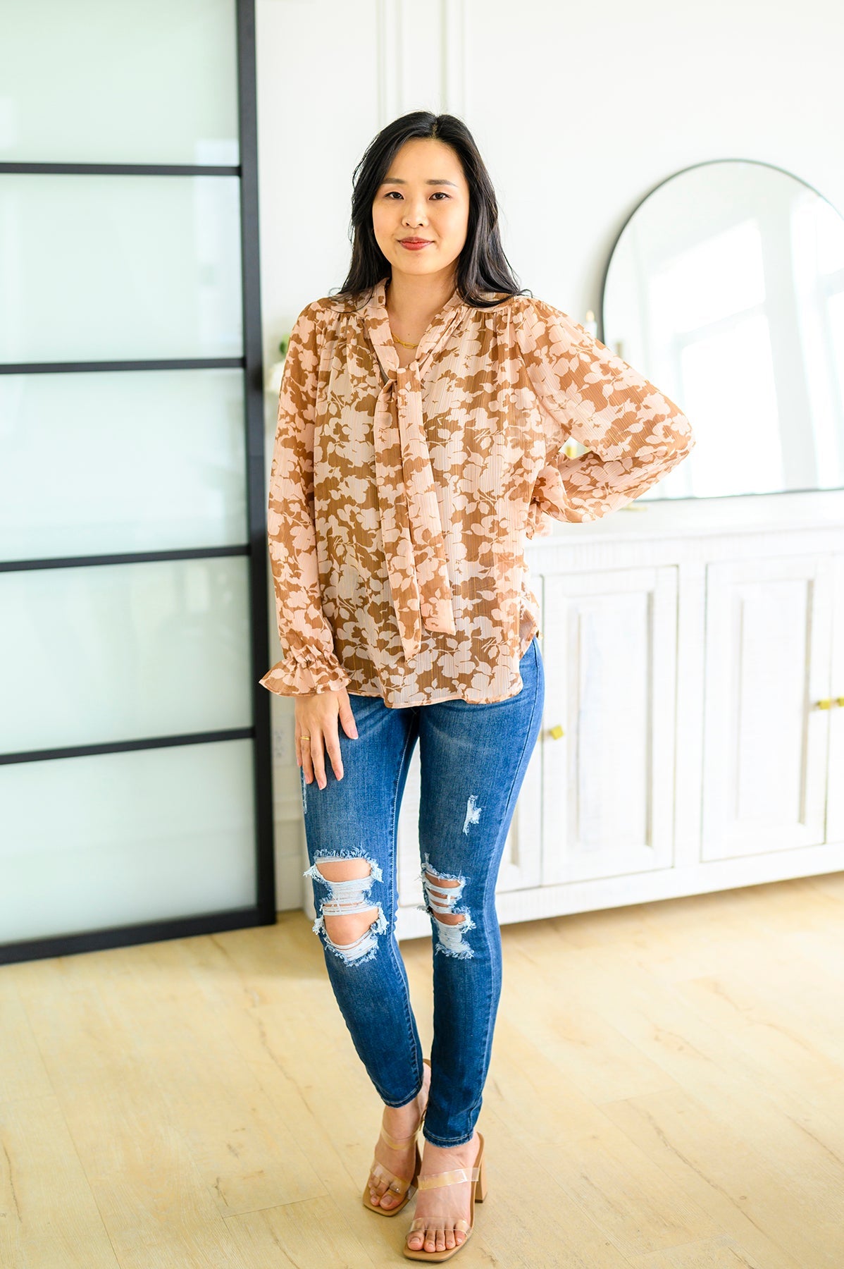 Top con lazos florales en color topo