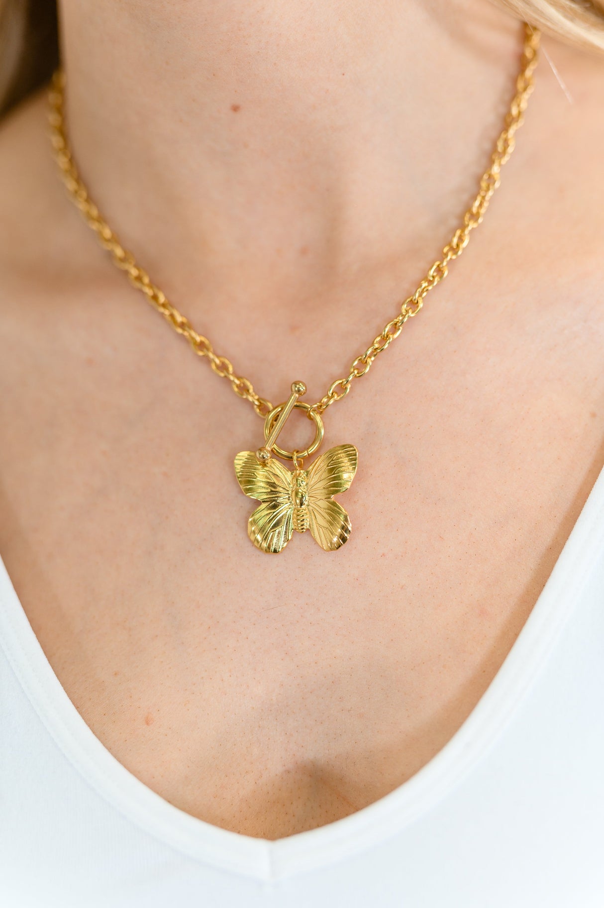 Collar con colgante de mariposa Flutter &amp; Shine en oro