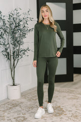 Conjunto Get Me Cozy en color verde oliva oscuro