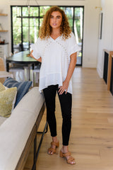 Top con escote en V y detalle de encaje