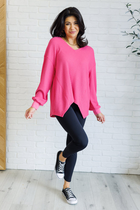 Top con cuello en V "Good Things Are Coming" en rosa
