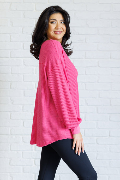 Top con cuello en V "Good Things Are Coming" en rosa
