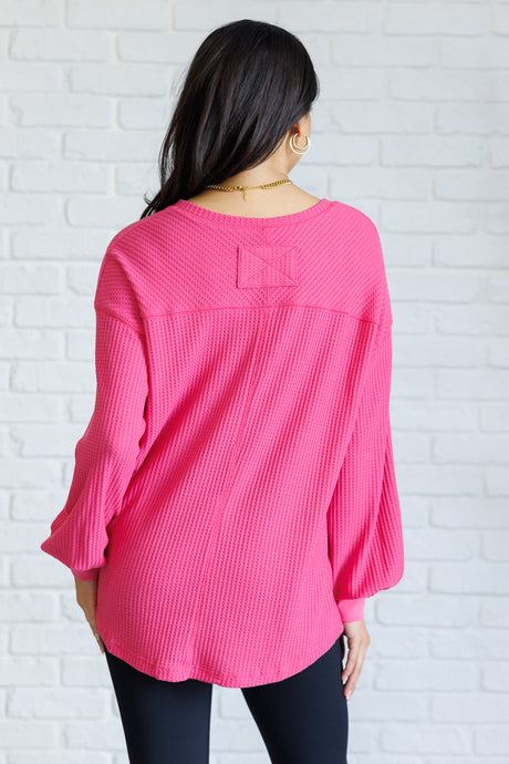 Top con cuello en V "Good Things Are Coming" en rosa