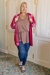 Blusa con cuello en V deslumbrantemente drapeado