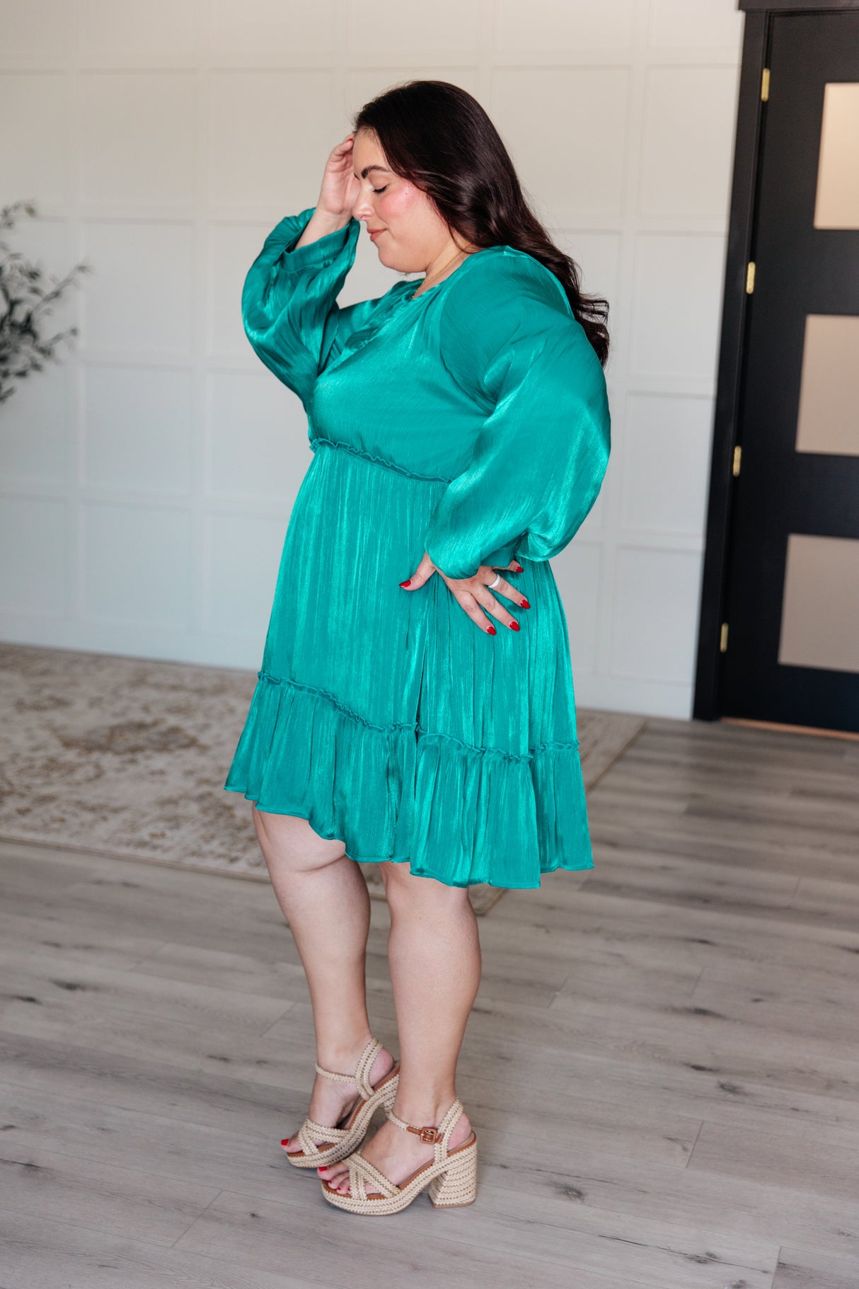 Vestido con cuello en V y mangas globo con la cabeza en alto