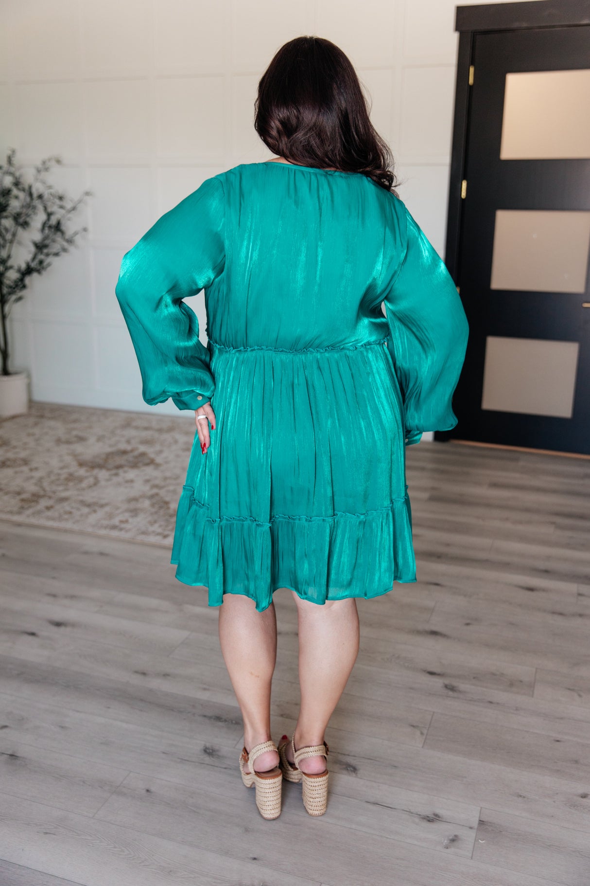 Vestido con cuello en V y mangas globo con la cabeza en alto