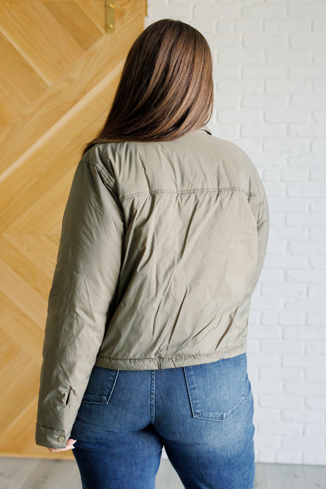 Chaqueta acolchada ligera Hear Me Out en color oliva