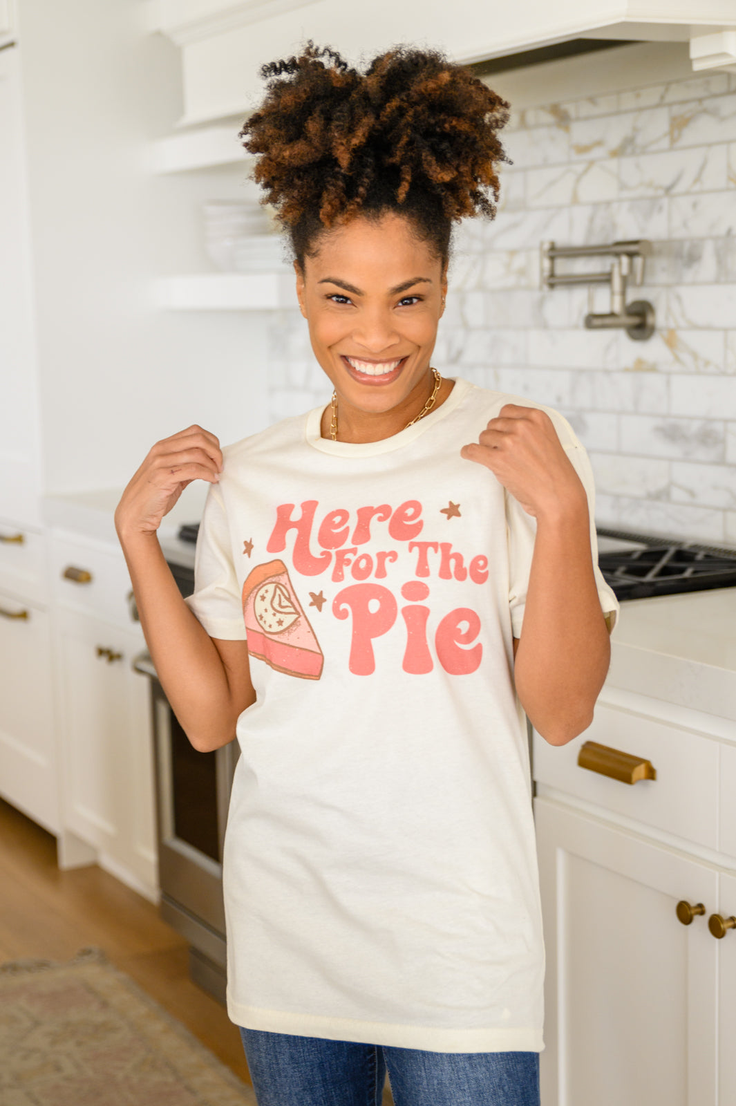 Camiseta gráfica "Here For The Pie" en color crema