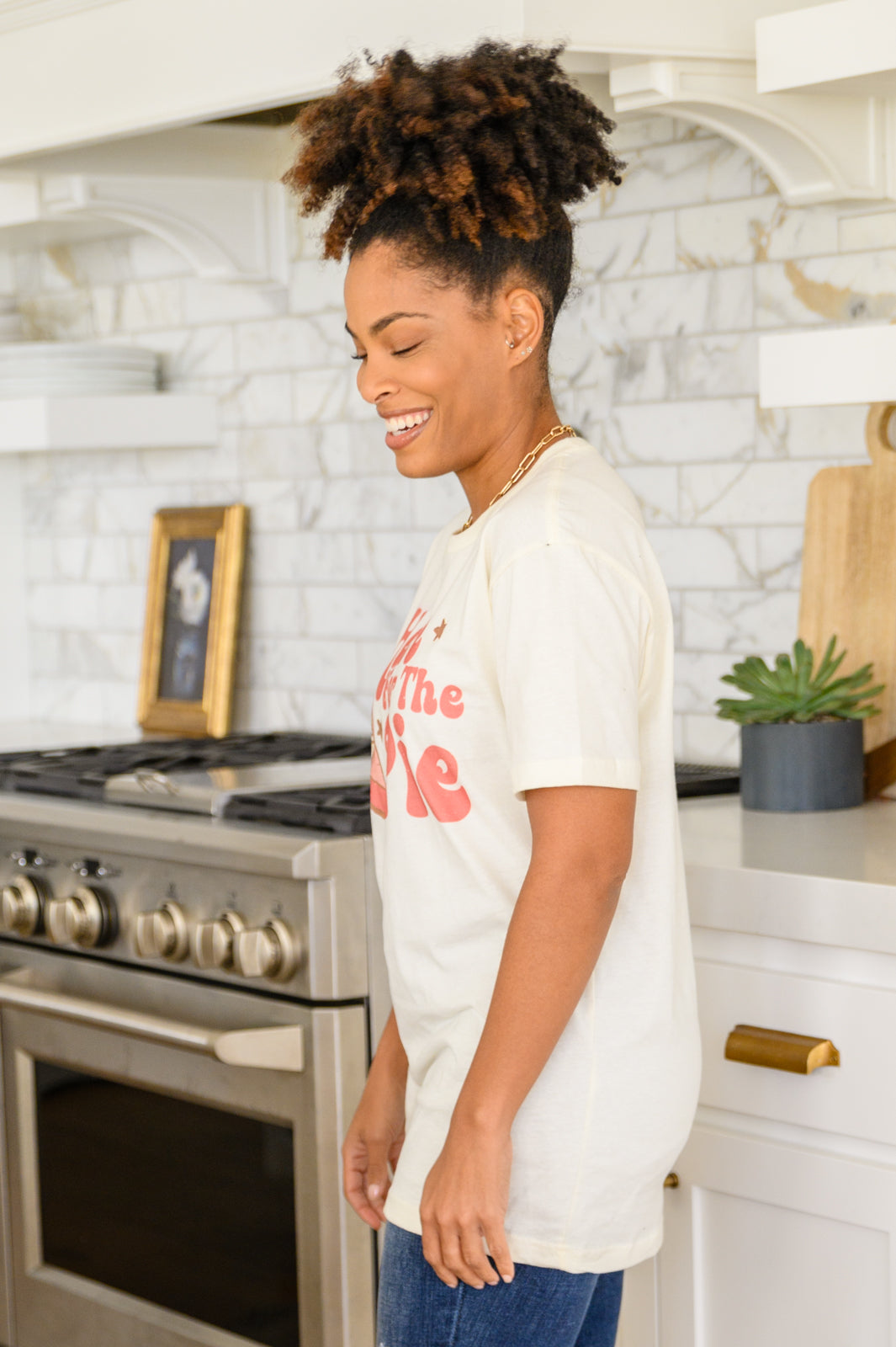 Camiseta gráfica "Here For The Pie" en color crema