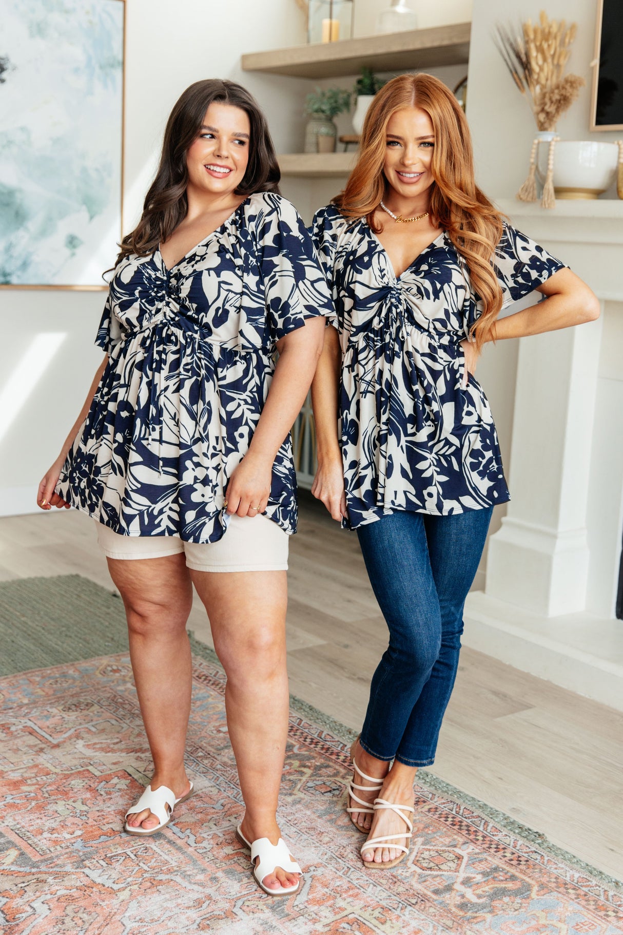 Top con escote en V y estampado floral en contraste