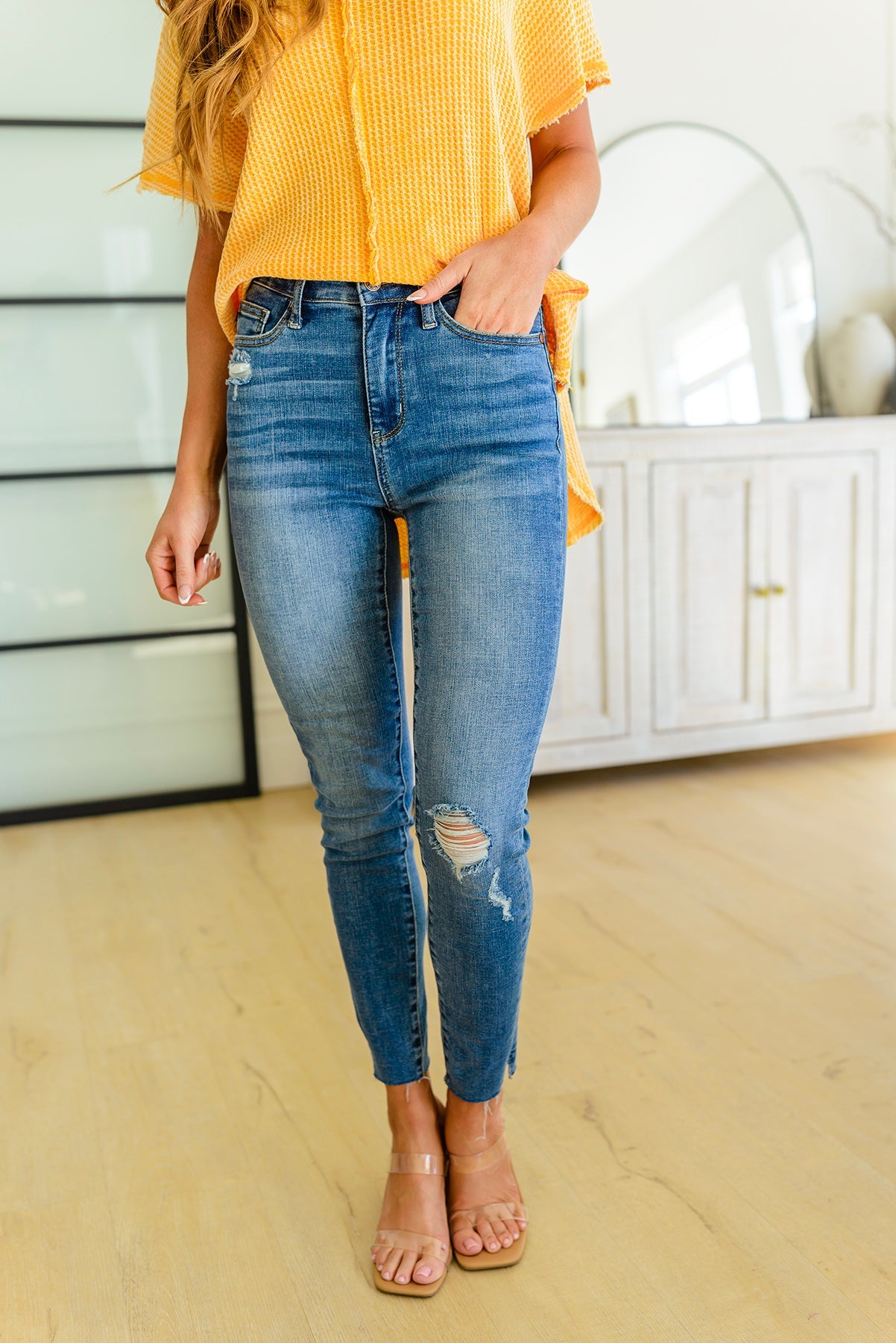 Pantalón pitillo de talle alto con bordado de diente de león