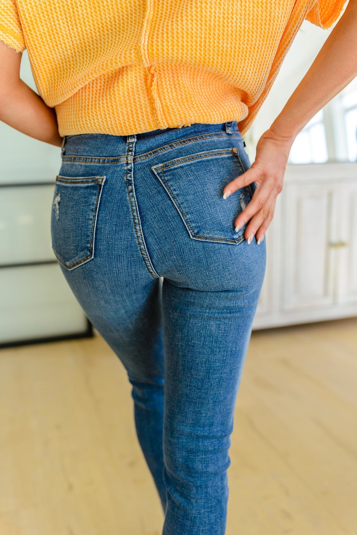 Pantalón pitillo de talle alto con bordado de diente de león