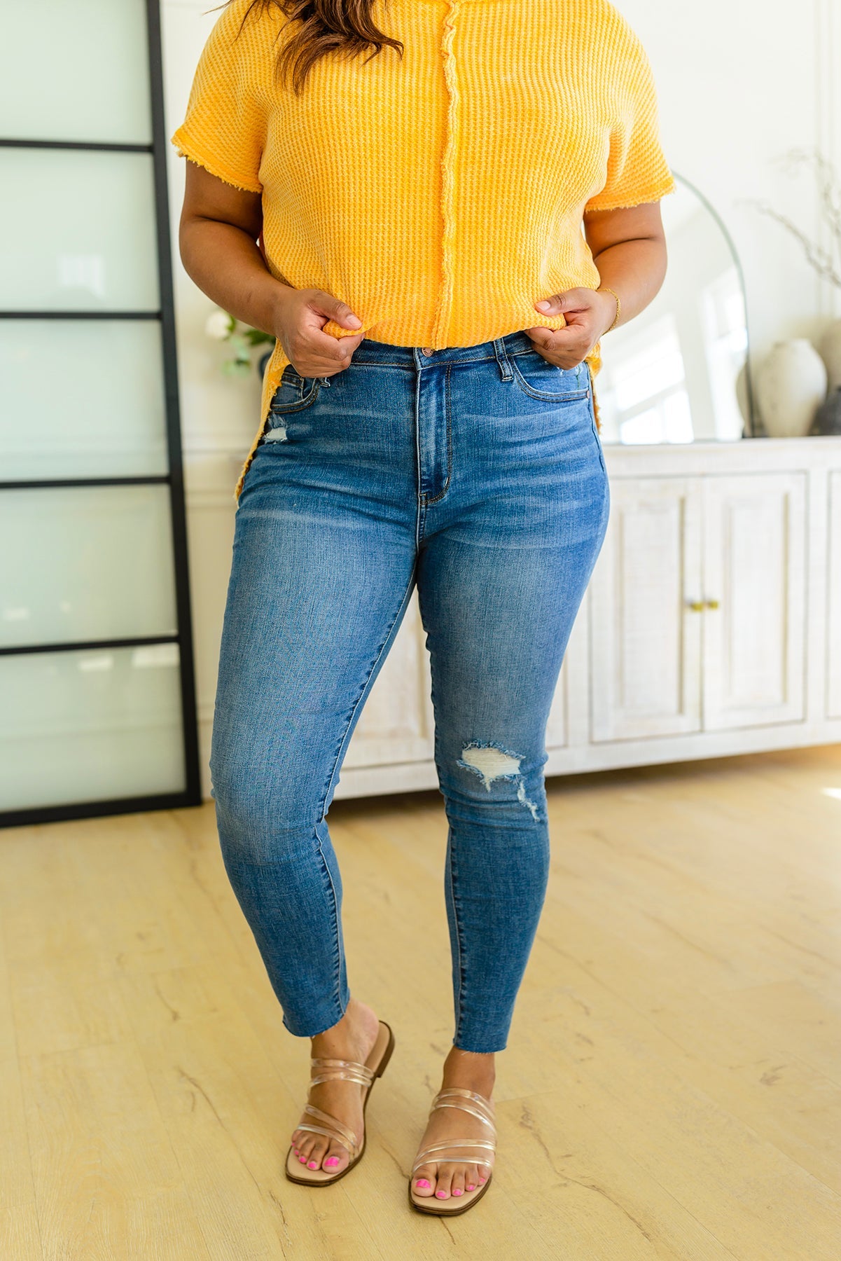 Pantalón pitillo de talle alto con bordado de diente de león