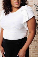 Blusa con mangas con volantes de Highest Praise