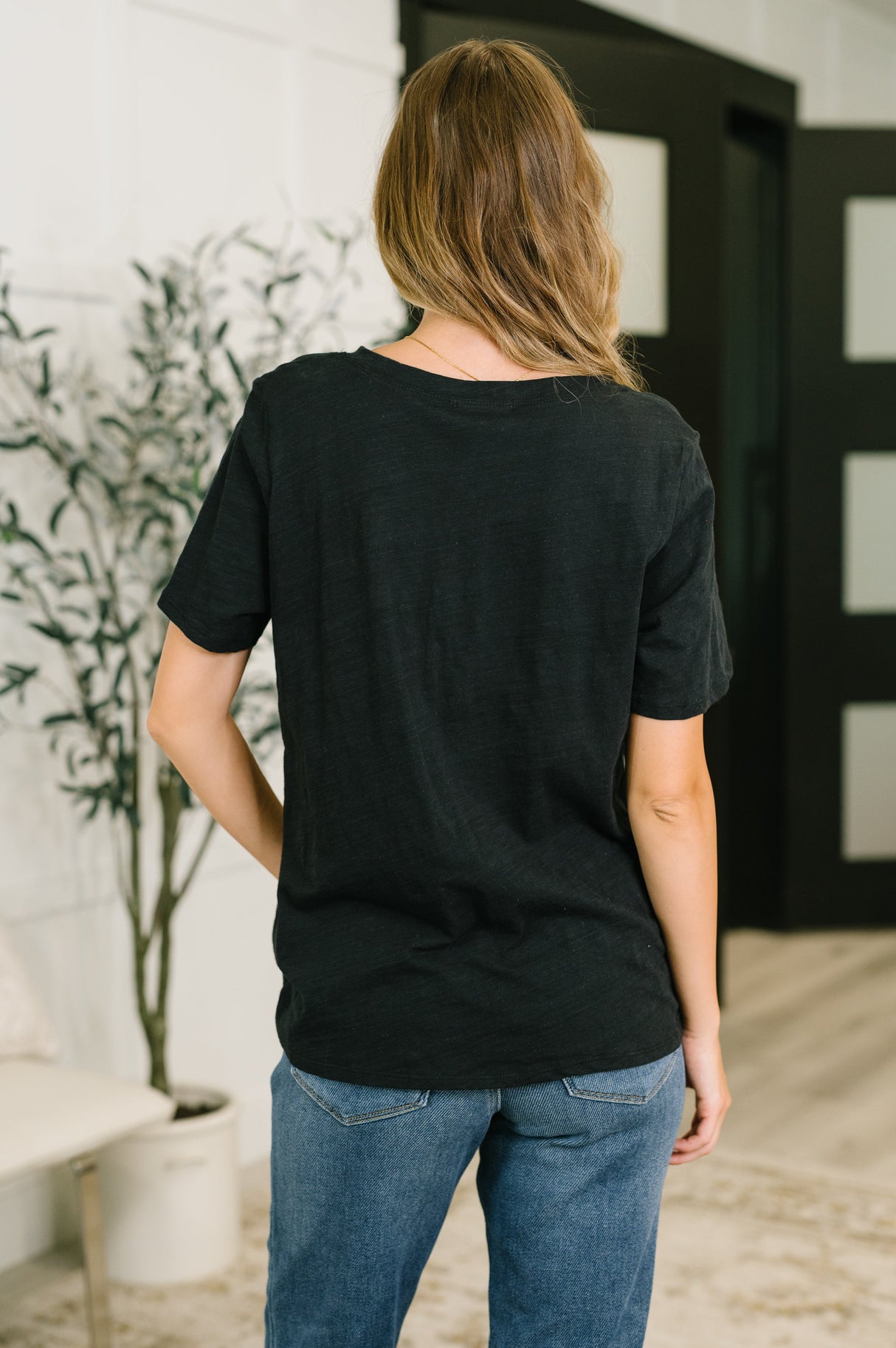 Camiseta de cuello en V I Don't Have to Choose en negro
