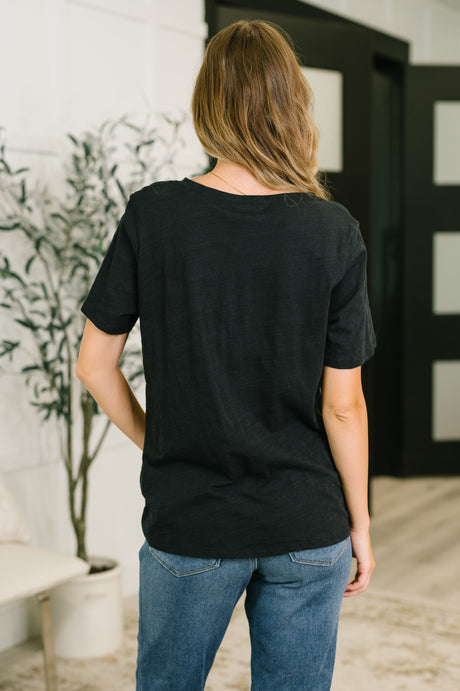 Camiseta de cuello en V I Don't Have to Choose en negro