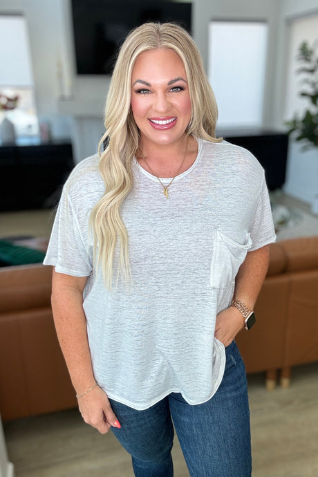 Camiseta con bolsillo de parche Close to Myself en color cemento