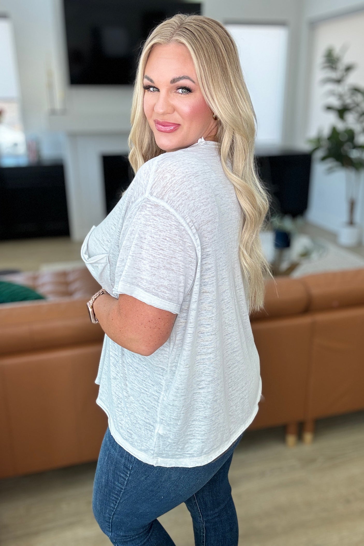 Camiseta con bolsillo de parche Close to Myself en color cemento