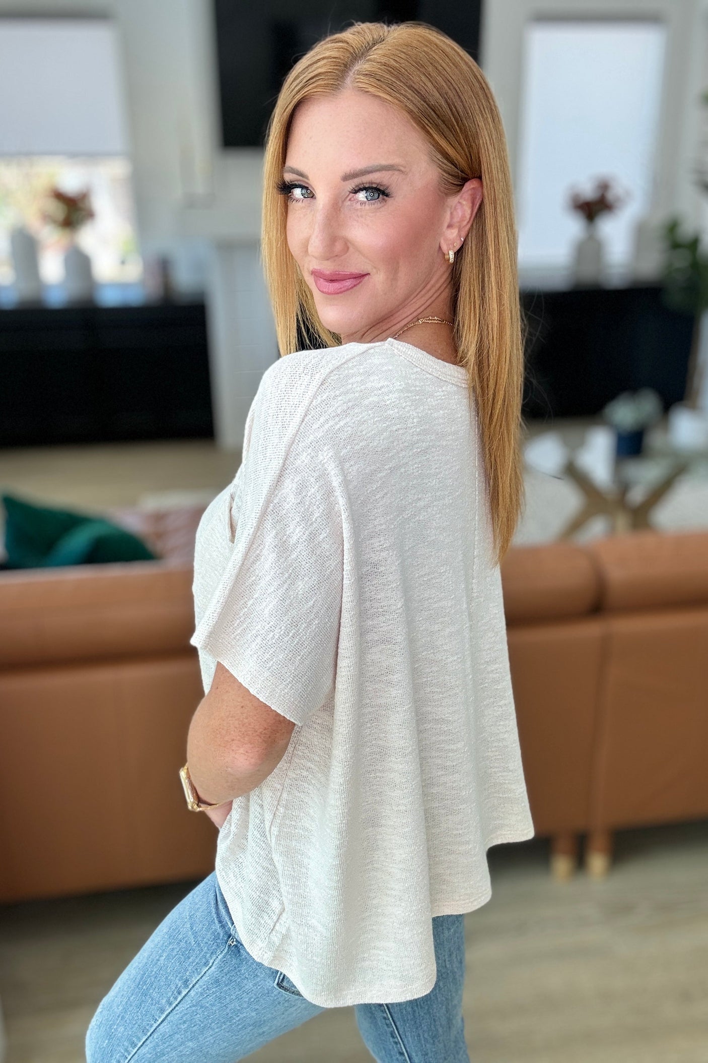 Camiseta extragrande con hombros caídos "Let Light be Light" en beige arena