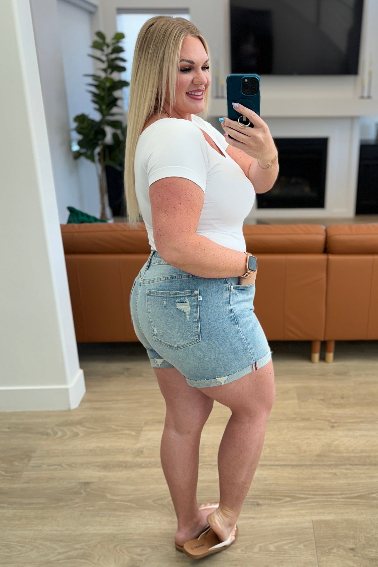Pantalones cortos Darlene de tiro alto con puños desgastados