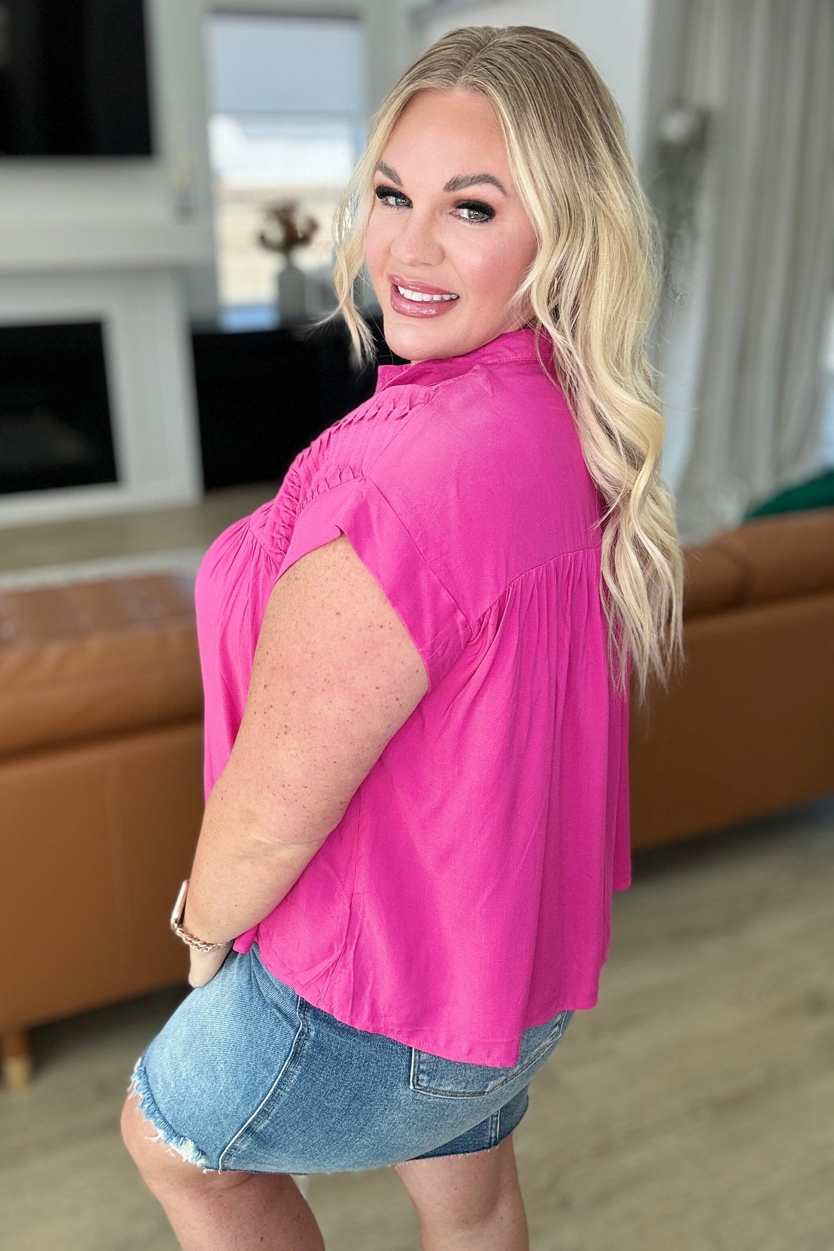 Blusa abotonada con detalle plisado en rosa intenso
