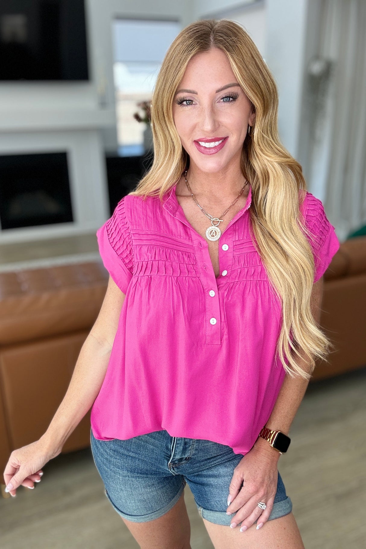 Blusa abotonada con detalle plisado en rosa intenso
