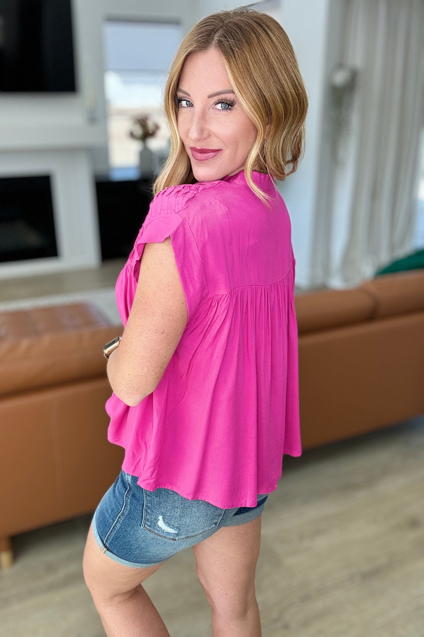 Blusa abotonada con detalle plisado en rosa intenso