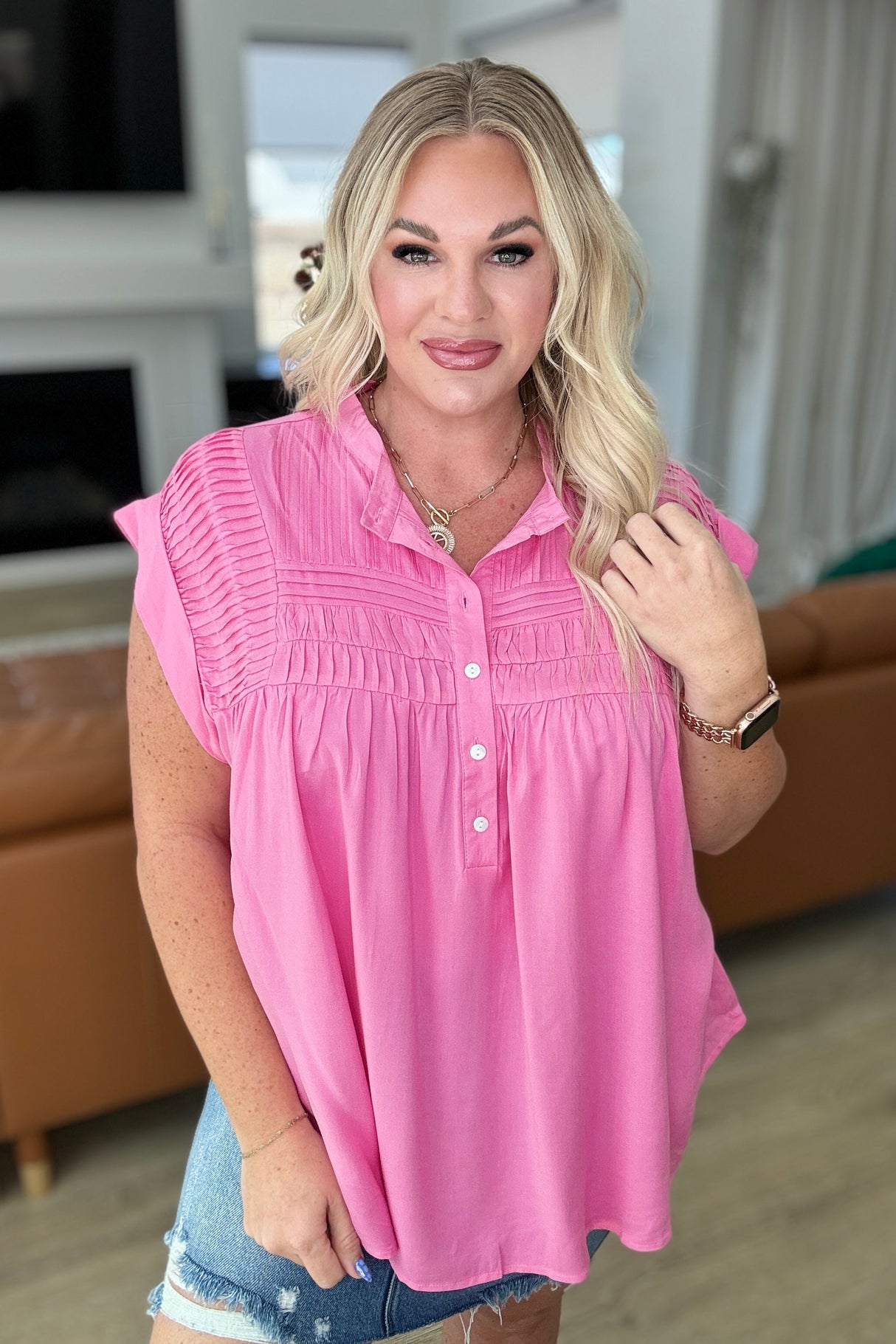 Blusa abotonada con detalle plisado en color rosa Cosmos