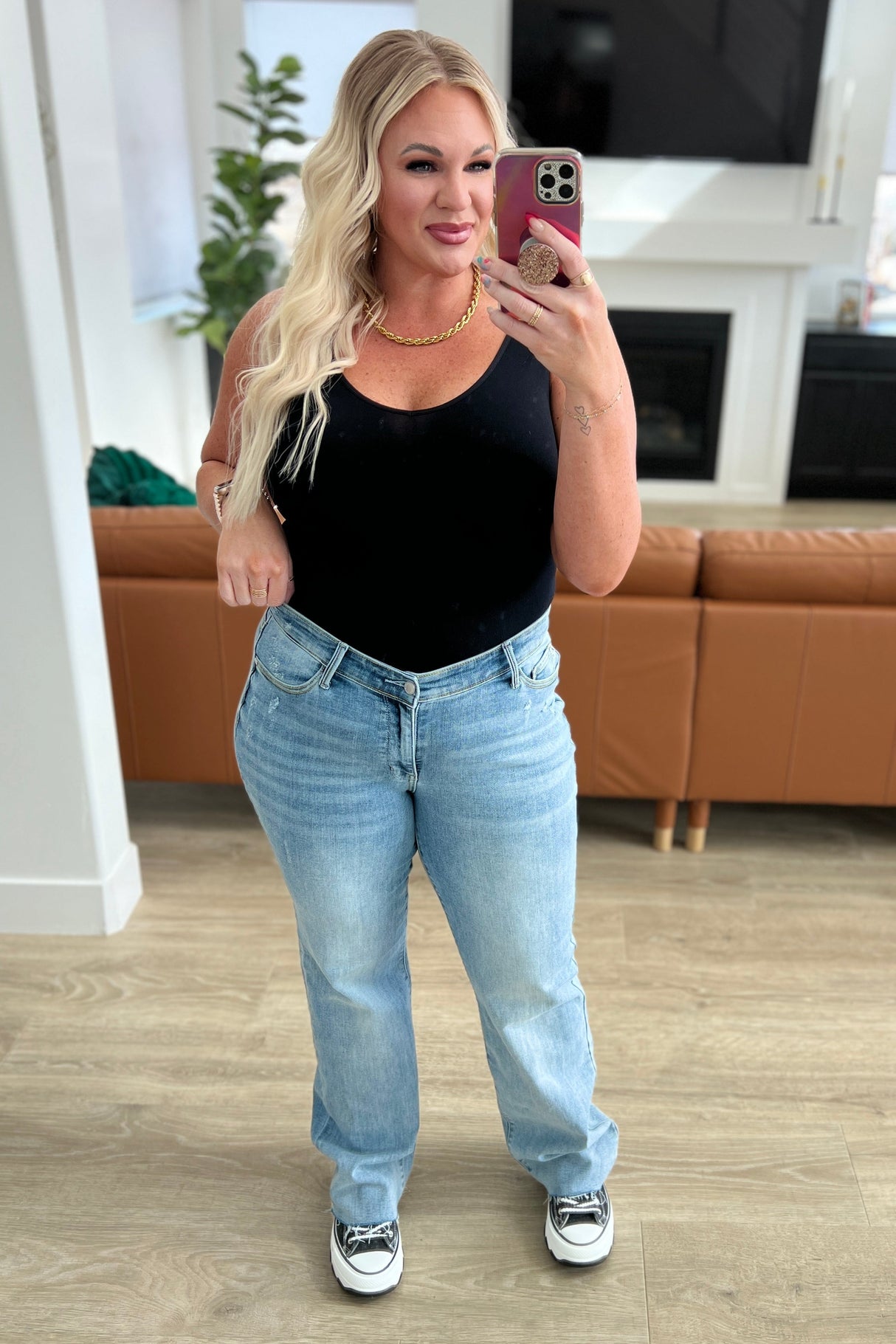 Jeans rectos de tiro alto con cintura en V delantera Mildred